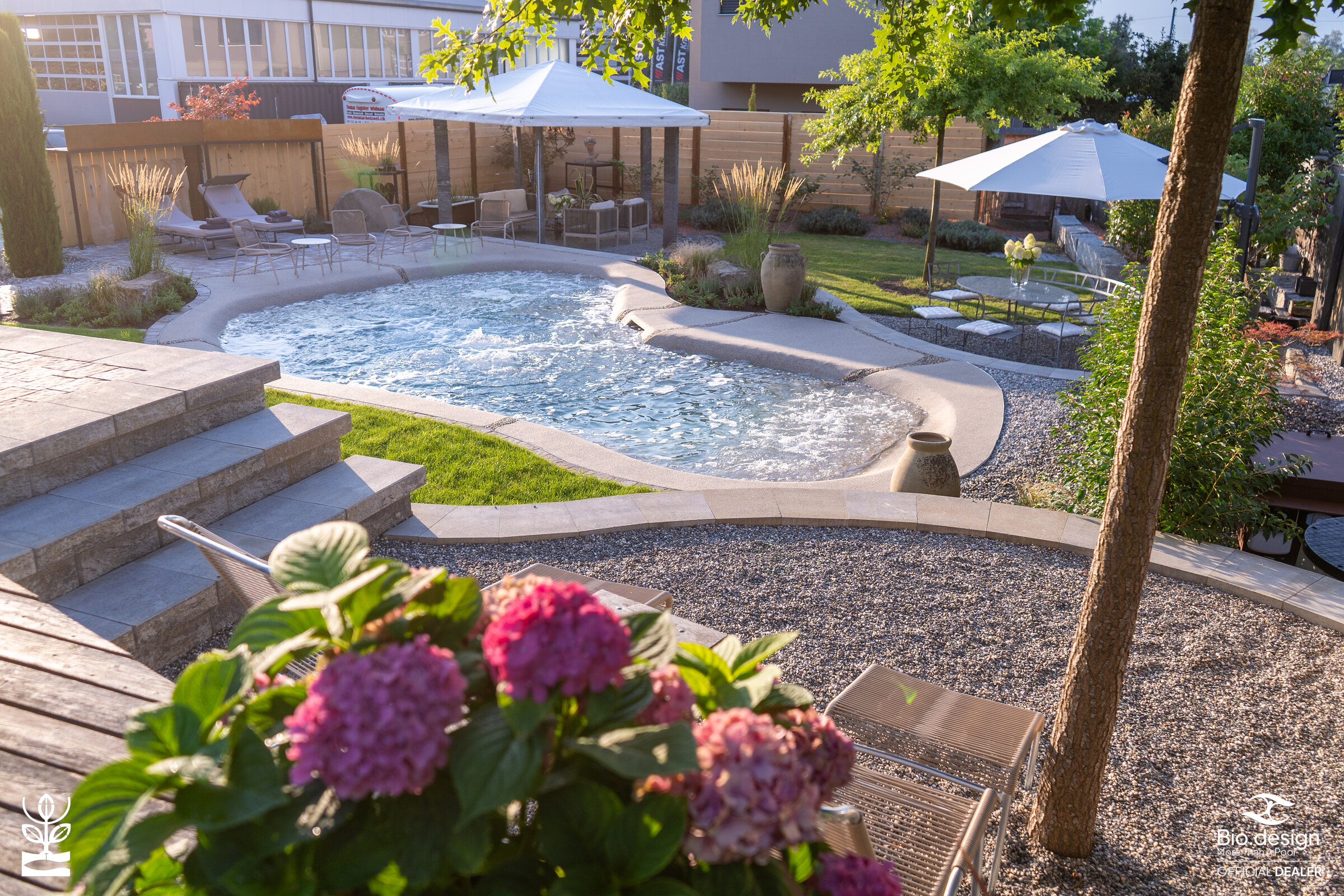 Beach-Pool mit Hortensien im Vordergrund